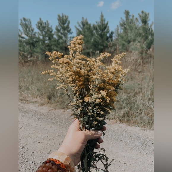 I’m going LIVE! Like this post to come hang with me for some amazing deals!🫶🏻 - Picture 17 of 17